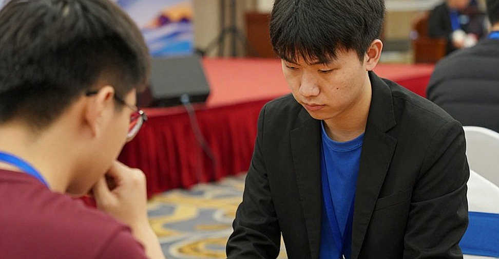 Vòng 9 Olympiad cờ vua 2026: D Gukesh thoát hiểm kiểu Houdini, giữ Ấn Độ trong cuộc đua vàng